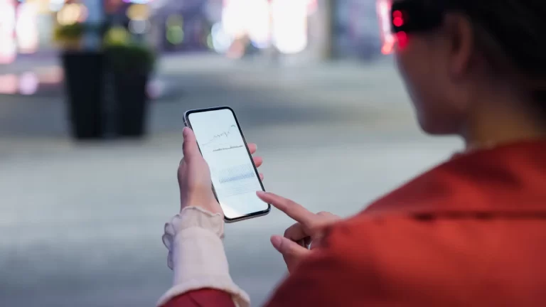 persona usando un dispositivo movil en la calle