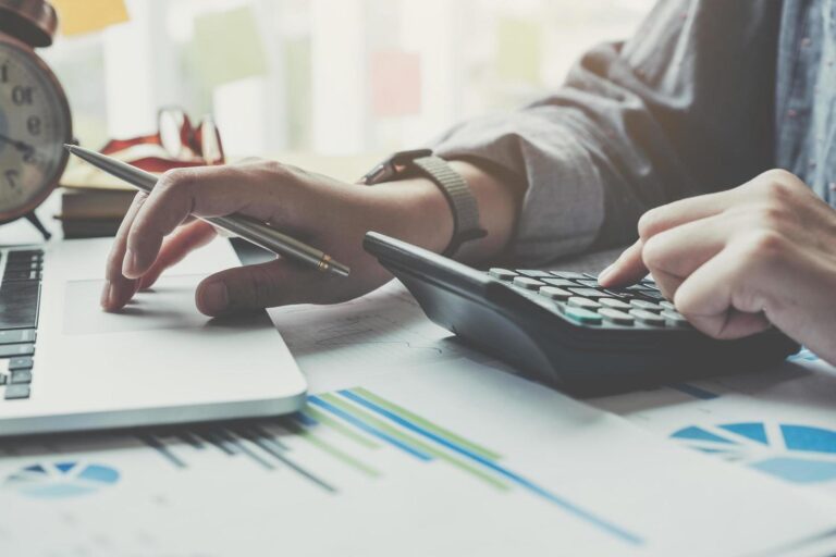 persona usando una calculadora en la naturaleza