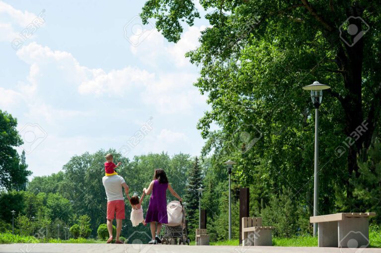 personas caminando en un parque soleado