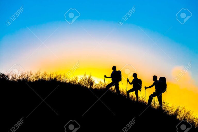 Por qué Caminamos Hacia El Sol Es Una Metáfora Inspiradora 22 personas caminando hacia un amanecer brillante