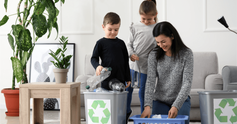 personas reciclando en un hogar sostenible