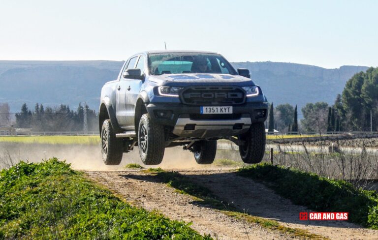 pick up en carretera con dimensiones exageradas