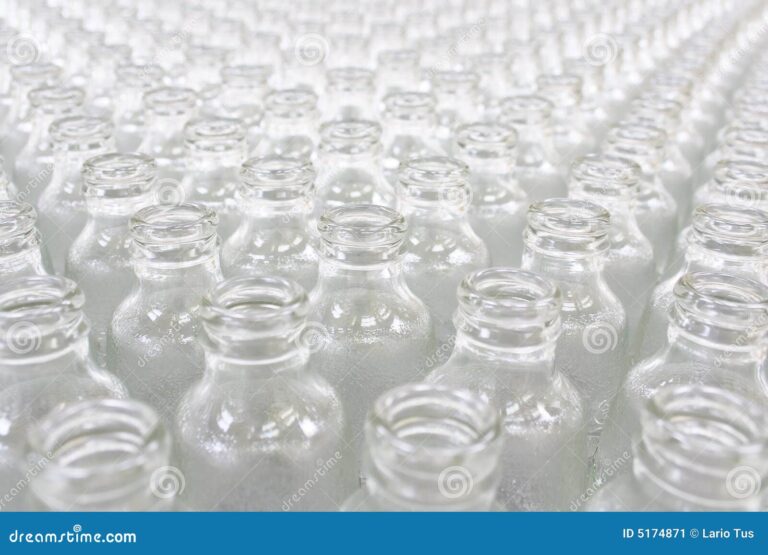 pila de botellas de vidrio recicladas