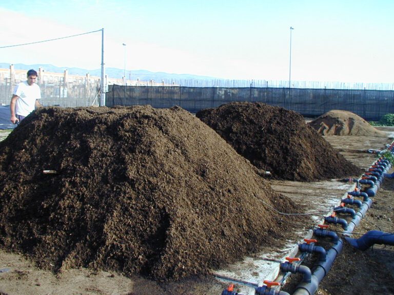 pila de compost con papel reciclado