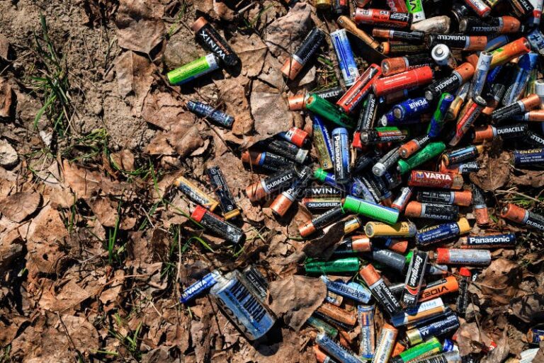 pilas desechadas en un basurero