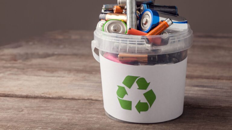 pilas usadas en un contenedor de reciclaje