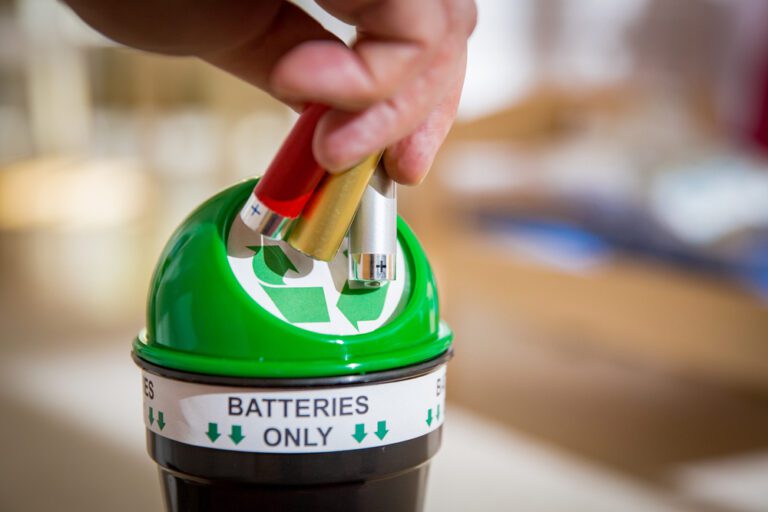 pilhas usadas en un contenedor de reciclaje