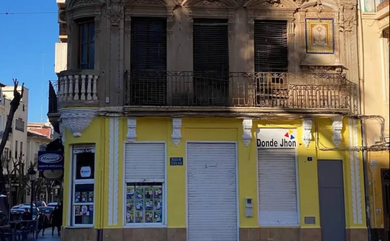 pintura amarilla en un entorno urbano