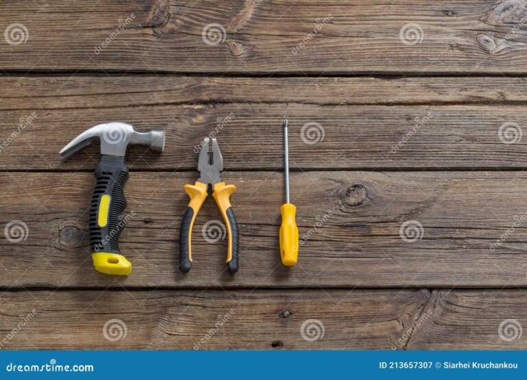 pinzas de trabajo sobre fondo de madera