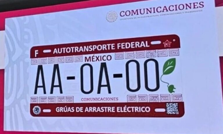 placa vehicular mexicana en un entorno urbano