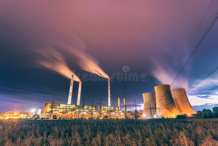 planta de energia con chimeneas humeantes