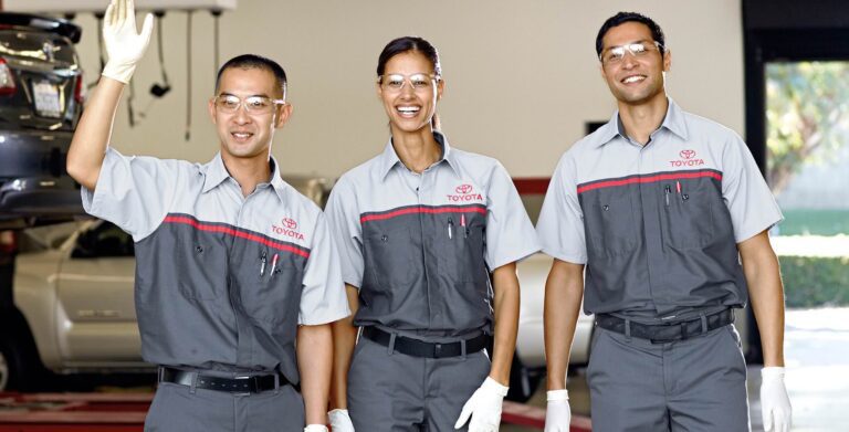 Qué oportunidades laborales ofrece Toyota Motor Manufacturing Guanajuato 11 planta de toyota con trabajadores en accion