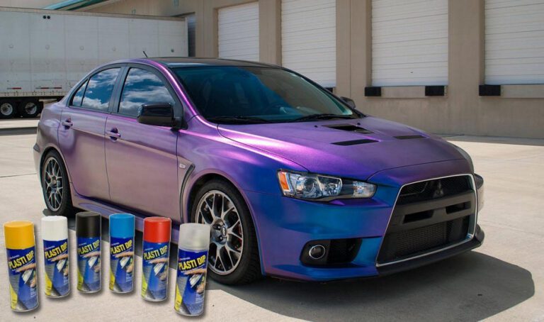 plastico brillante y colorido sobre un coche