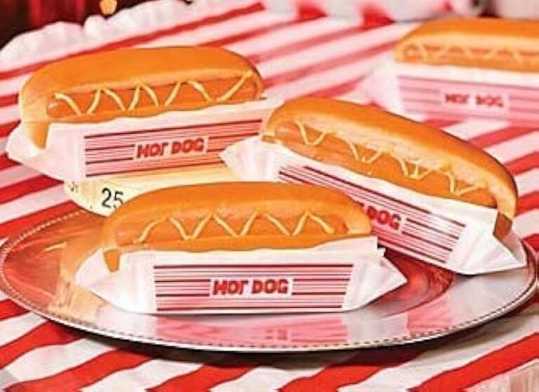 platos desechables con hot dogs servidos