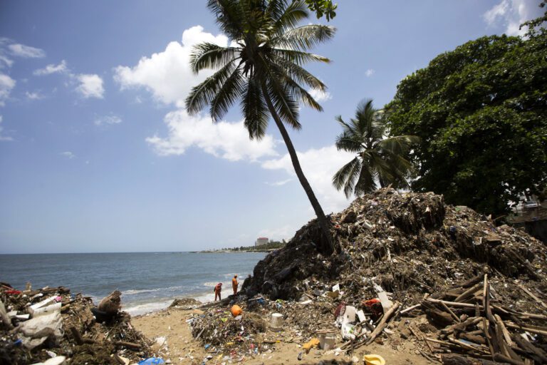playa llena de basura y desechos