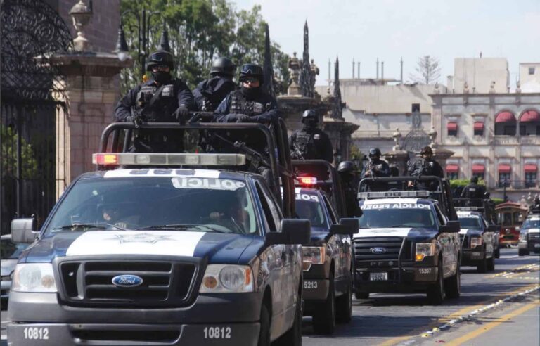 Cómo es la vida diaria de un policÃa federal en México 19 policia federal en accion en la ciudad