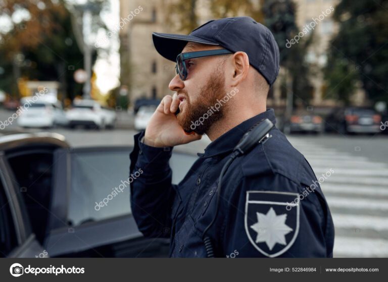 Qué códigos utilizan los policías en su trabajo diario 13 policias comunicandose en una escena urbana