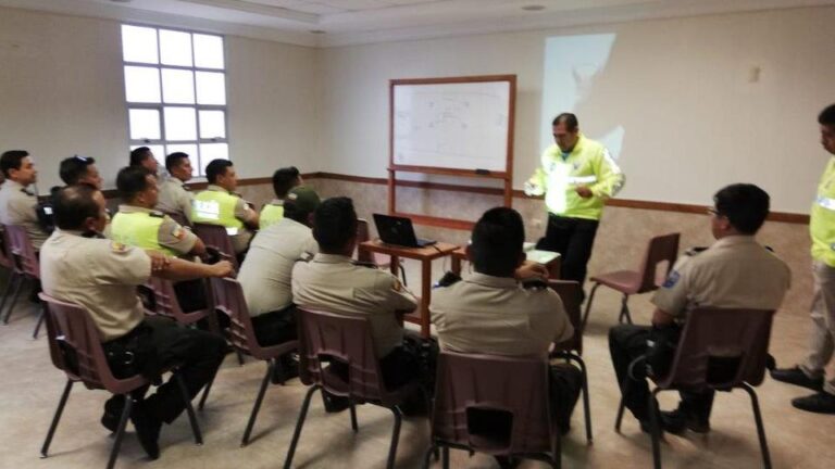 policias en entrenamiento en una clase