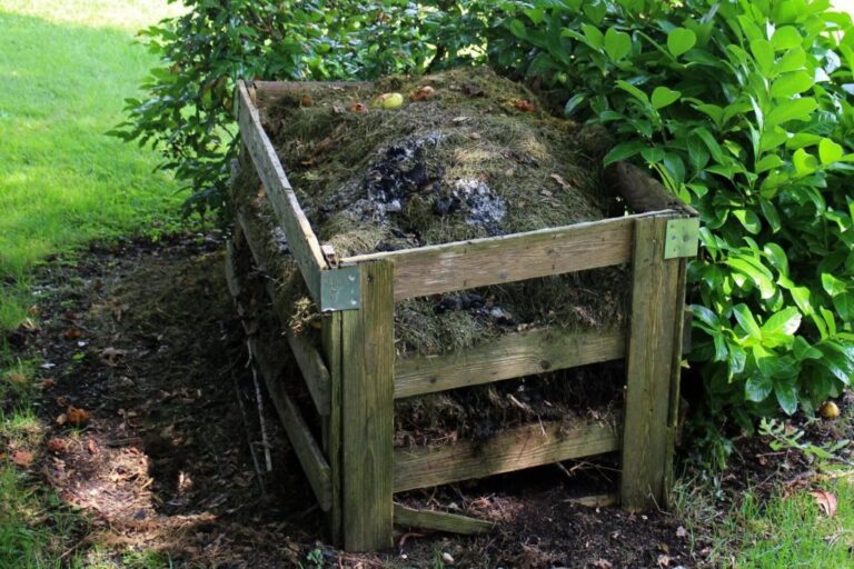 proceso de compostaje en un jardin