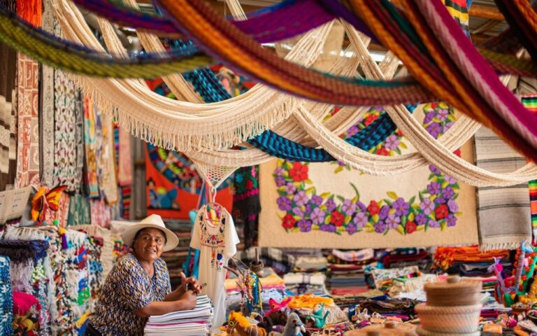 productos mexicanos artesanales en un mercado