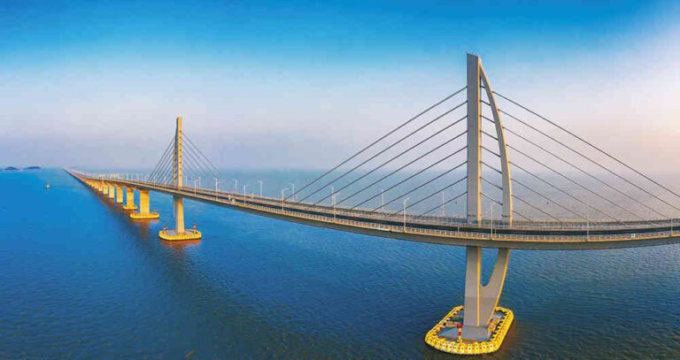 puente moderno sobre rio en shaanxi