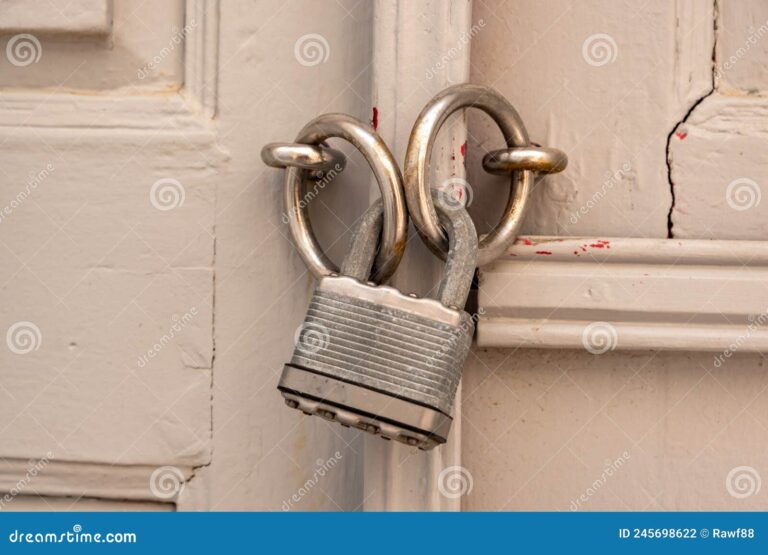 puerta cerrada con candado en casa