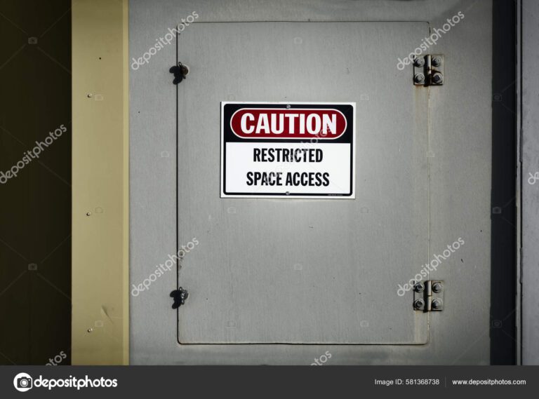 puerta cerrada con letrero de acceso restringido