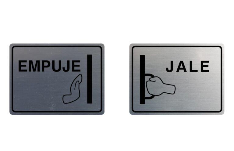 puerta con letreros de jale y empuje