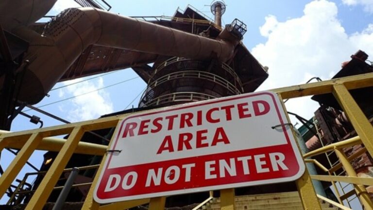 puerta de acceso a area restringida