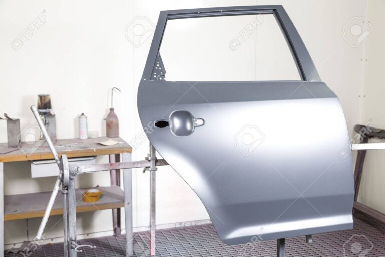 Cuánto cuesta pintar una puerta de coche y qué factores influyen en el precio 30 puerta de coche siendo pintada