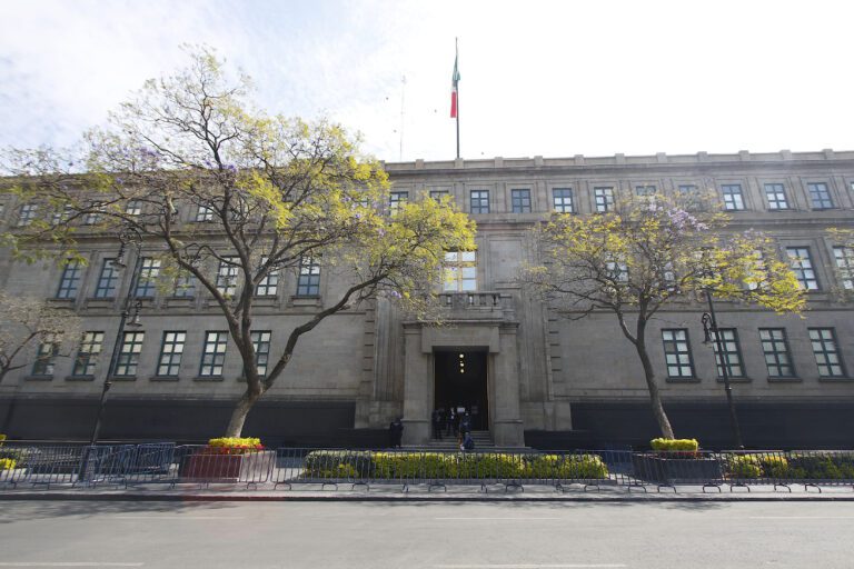 Qué consecuencias tiene no presentarse a una citación judicial en México 4 puerta de un tribunal en mexico