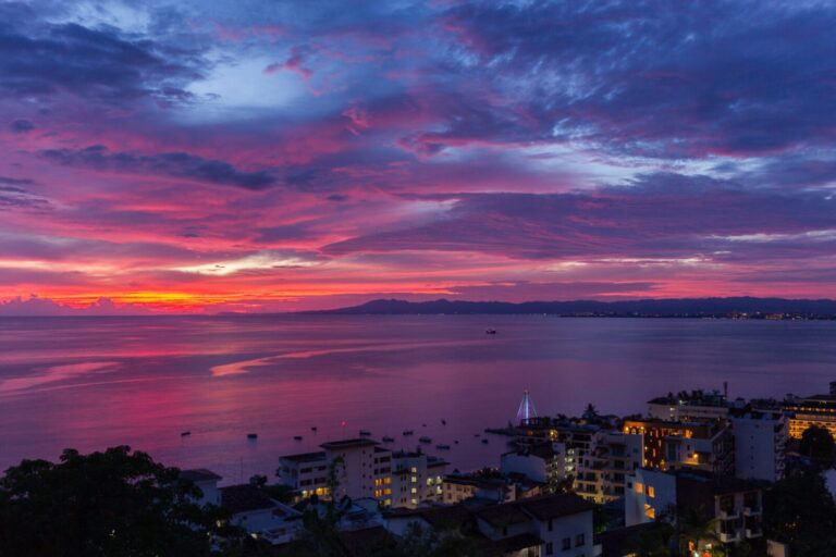 puerto vallarta al atardecer con periodicos