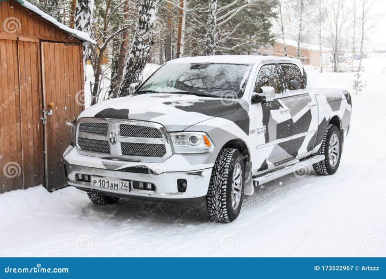 ram blanca doble cabina en paisajes naturales
