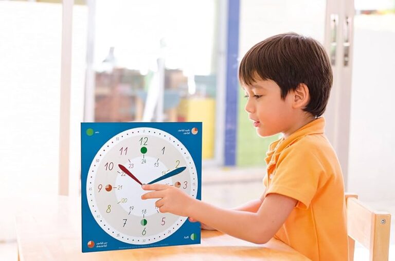 Cuánto dura un curso y qué factores influyen en su duración 23 reloj con diversos simbolos de aprendizaje