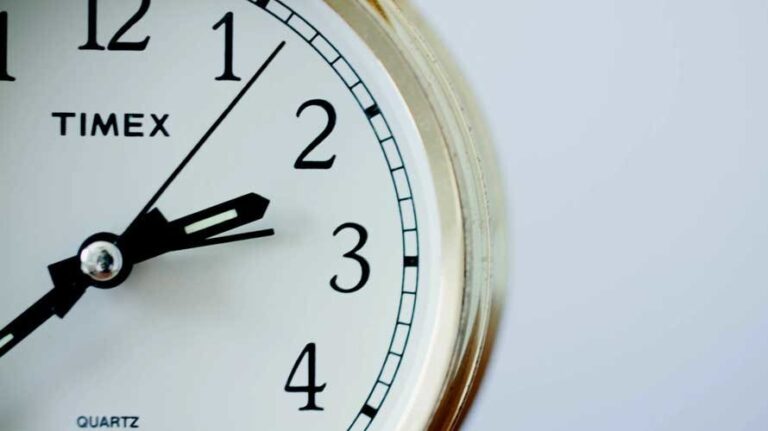 Qué hora es en Finlandia: AM o PM en este momento 29 reloj marcando la hora en finlandia