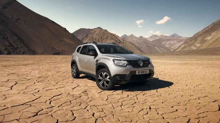 renault duster gris en paisaje natural