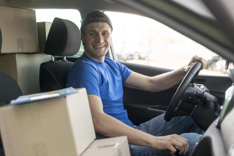 repartidor con auto en una ciudad