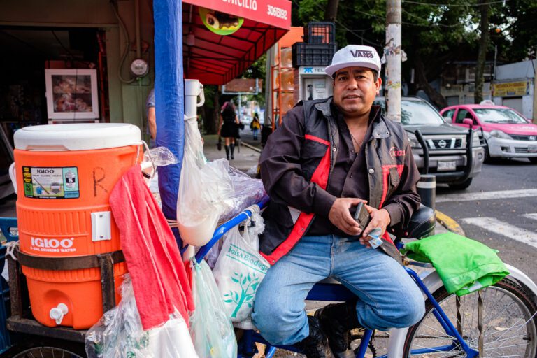 repartidor con bicicleta en una calle mexicana
