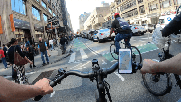 repartidor de comida en bicicleta por la ciudad