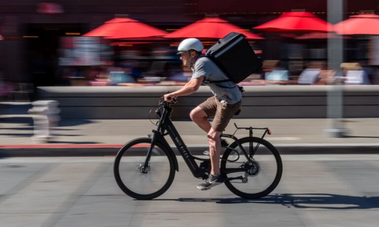 repartidor entregando paquetes en bicicleta