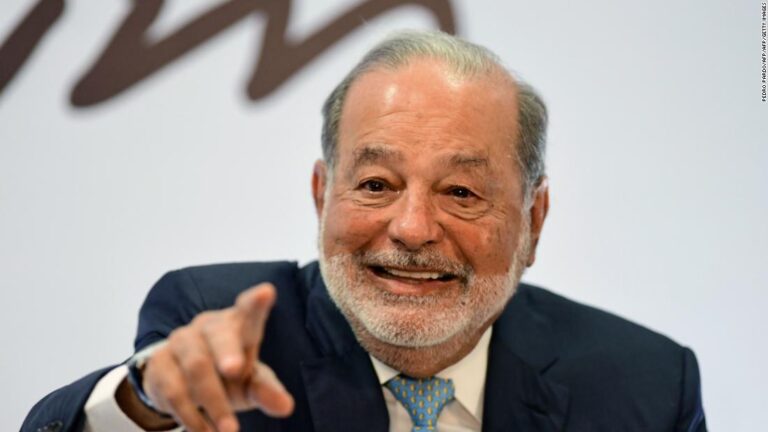 Cómo puedo aprender de los consejos de Carlos Slim 10 retrato de carlos slim en conferencia