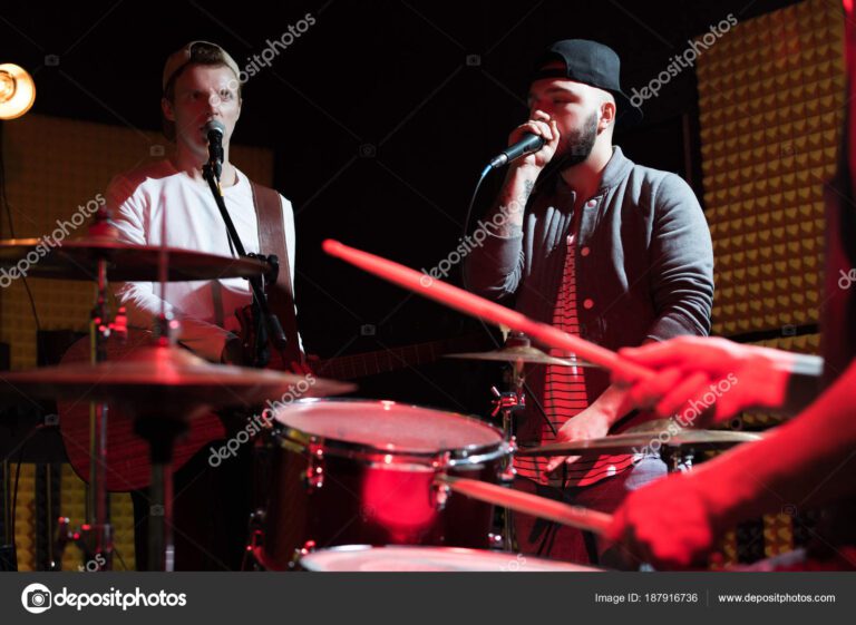 Quiénes son David Montoya y Camilo en la música actual 18 retrato de musicos en un escenario moderno