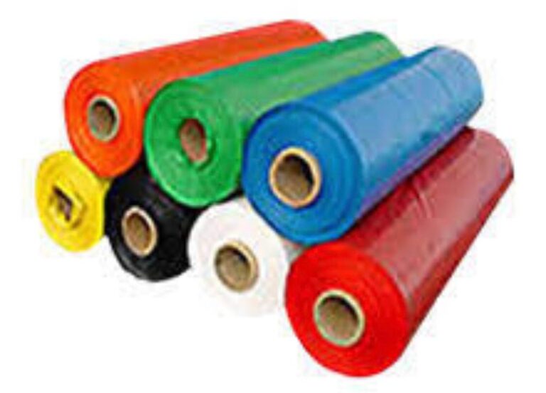 rollos de plastico de colores en tienda