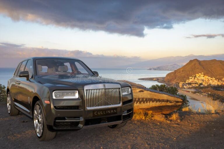 rolls royce cullinan verde en paisaje natural