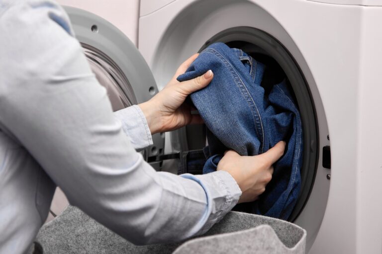 Cómo enjuagar correctamente la ropa en la lavadora para mejores resultados 7 ropa fresca saliendo de la lavadora