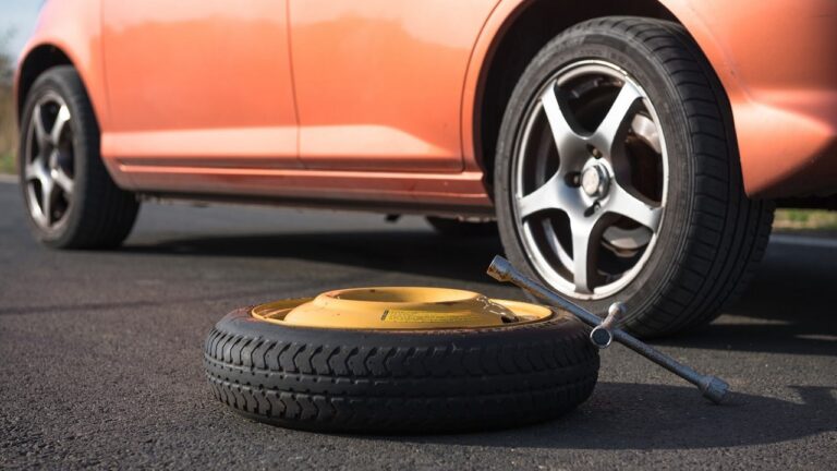 rueda de repuesto en carretera