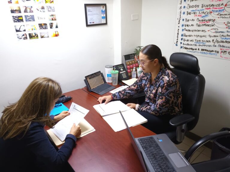 secretaria trabajando en oficina gubernamental
