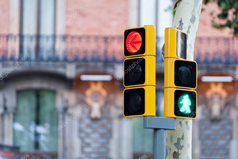 semaforo rojo deteniendo el trafico