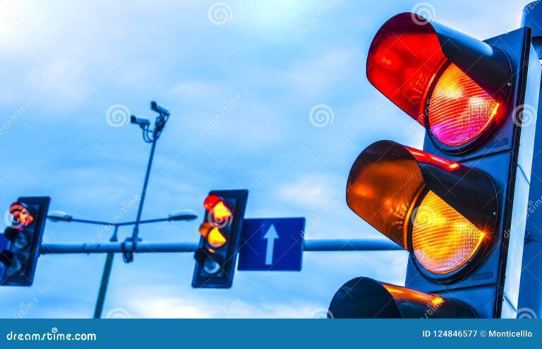semaforo rojo en una interseccion urbana