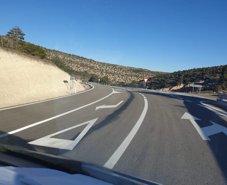 senal de ceda el paso en carretera